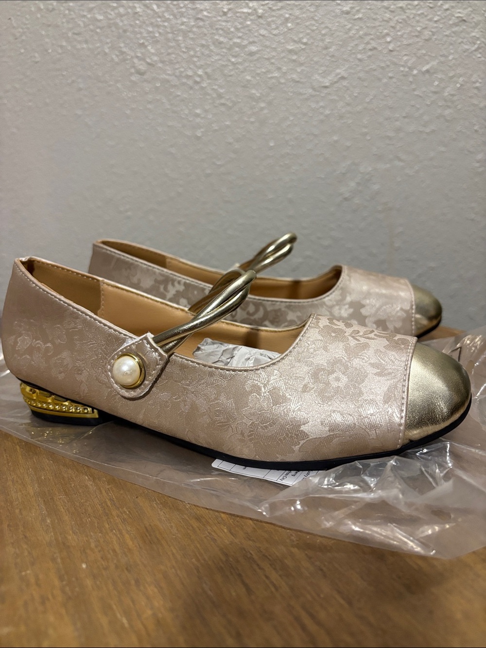 9.5 women’s gold toe shoes